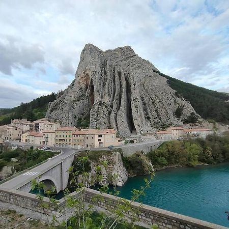Appartement Au Coeur Du Village Sisteron Exteriör bild