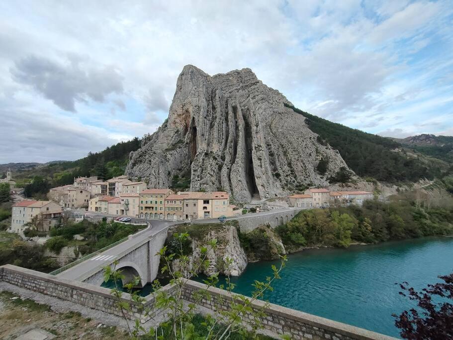 Appartement Au Coeur Du Village Sisteron Exteriör bild